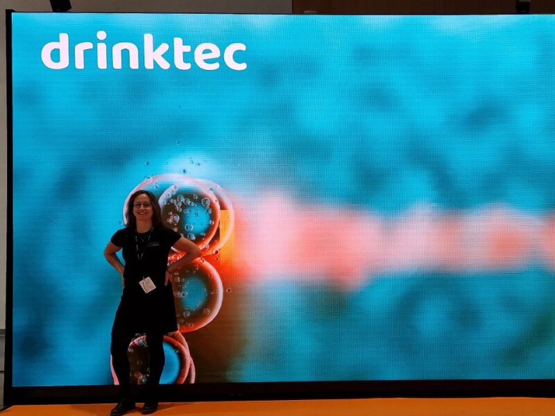 Für Texterin Johanna Wies zeigt sich auf der Drinktec 2025: Haltung, Herkunft und Wirkung sind heute die Grundlage wirksamer Markenkommunikation.