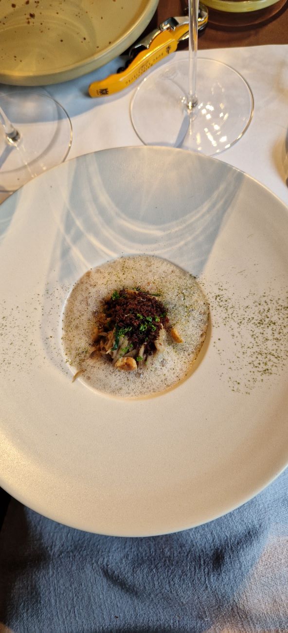 Heitlinger Roundtable Im Rausch: Gedämpfter Kräuterseitling, Spinat, Verjus, Bergkäse und Ysop