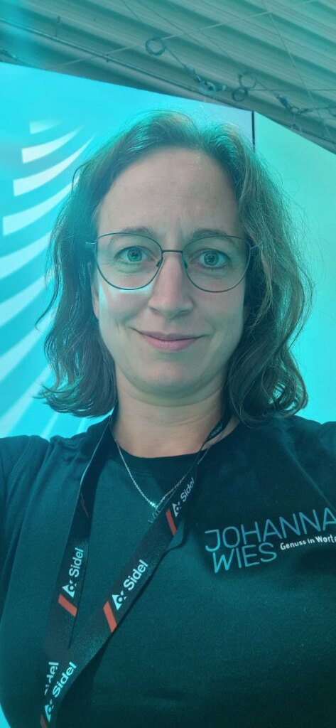 Für Texterin Johanna Wies zeigt sich auf der Drinktec 2025: Haltung, Herkunft und Wirkung sind heute die Grundlage wirksamer Markenkommunikation.