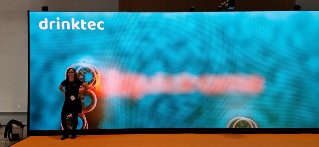 Für Texterin Johanna Wies zeigt sich auf der Drinktec 2025: Haltung, Herkunft und Wirkung sind heute die Grundlage wirksamer Markenkommunikation.