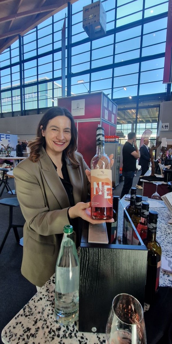 Lisa Ernst, Geschäftsführerin von Weinbergwerk, auf der Eurovino 2026