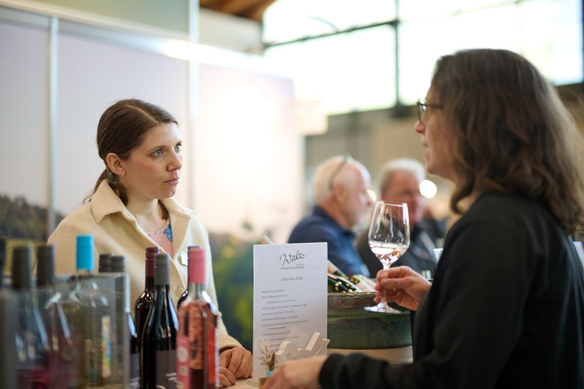 Johanna Wies auf der Eurovino 2026 - hier mit Mara Walz vom Weingut Walz.