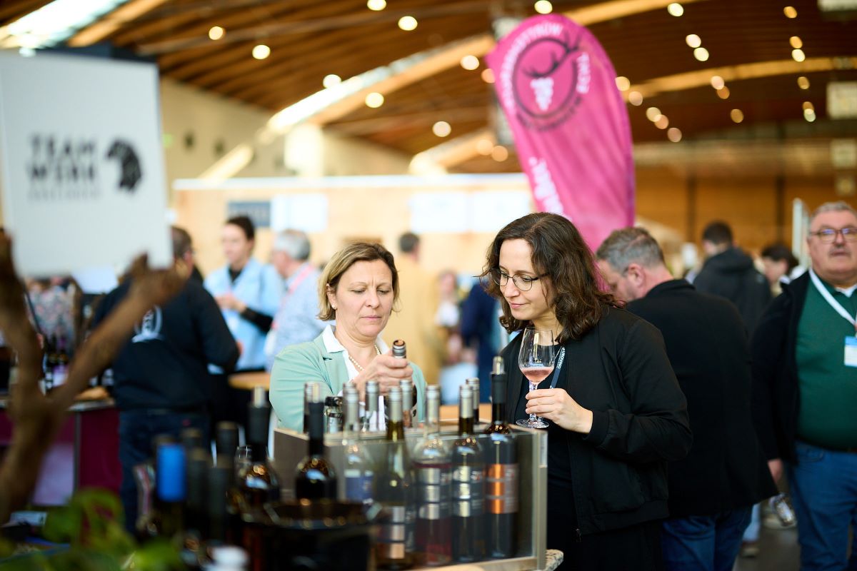 Johanna Wies auf der Eurovino 2026 - hier mit Ramona Fischer vom Teamwerk Esslingen.