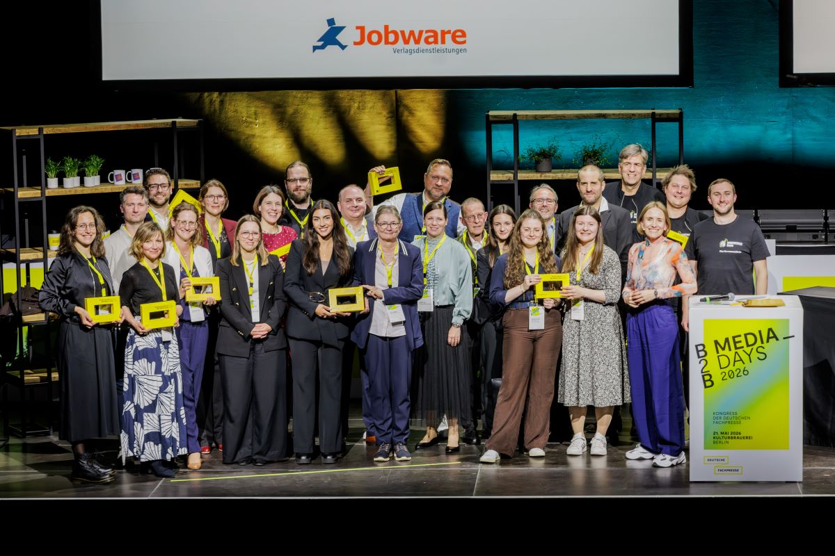 Alle Preisträger:innen der Awards „Fachjournalist:in des Jahres 2026“ und „Fachmediums des Jahres 2026“ gemeinsam auf der Bühne. / Foto: Mo Wuestenhagen