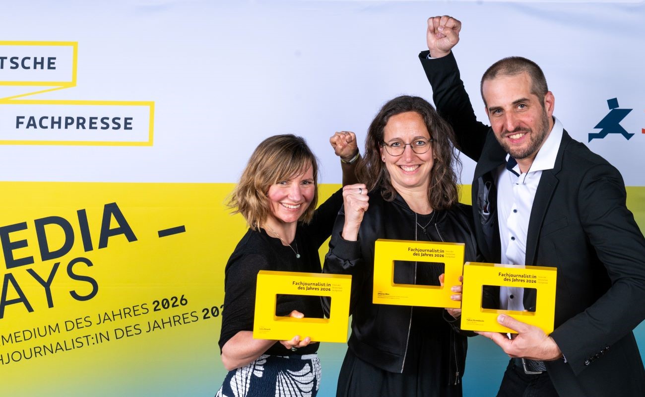 Johanna Wies, gemeinsam mit den weiteren Preisträger:innen des Awards „Fachjournalist:in des Jahres 2026“ bei den B2B Media Days in Berlin, Tobias Dünnebacke (1. Platz) und Lena Reseck (3. Platz). / Foto: Ole Bader