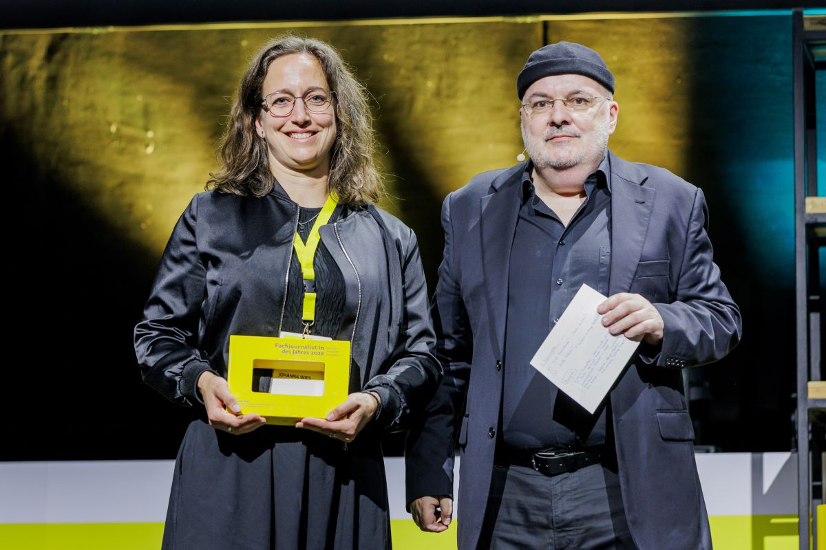 Nach der Preisübergabe als Fachjournalistin des Jahres 2026: Johanna Wies mit Laudator Prof. Dr. Lutz Frühbrodt auf der Bühne der B2B Media Days der Deutschen Fachpresse. / Foto: Mo Wüstenhagen