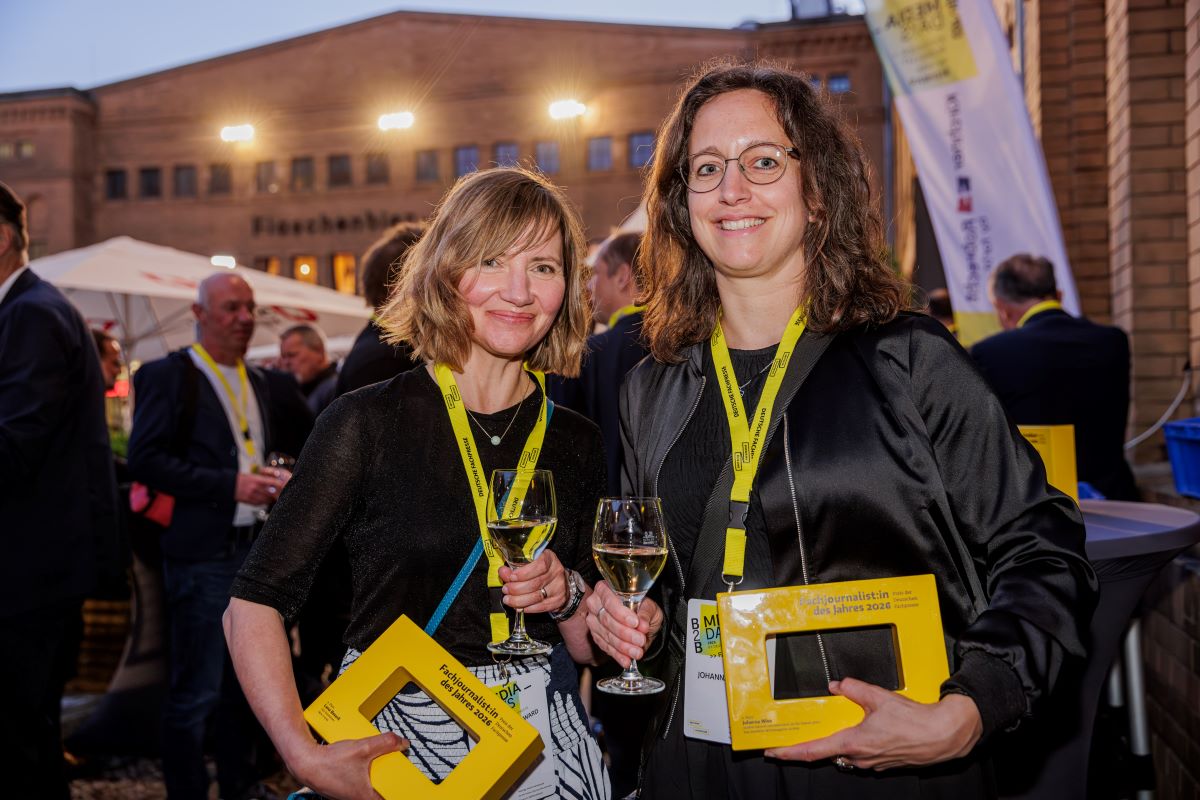 Ein besonderer Abend: Johanna Wies und Lena Reseck nach der Preisverleihung in der Berliner Kulturbrauerei. / Foto: Mo Wüstenhagen