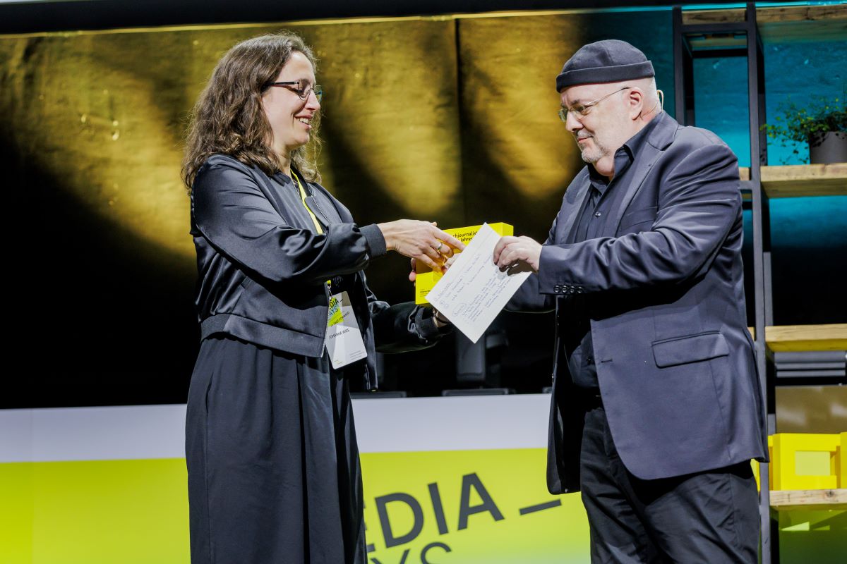 Laudator Prof. Dr. Lutz Frühbrodt überreicht Johanna Wies den Award „Fachjournalist:in des Jahres 2026“. / Foto: Mo Wüstenhagen